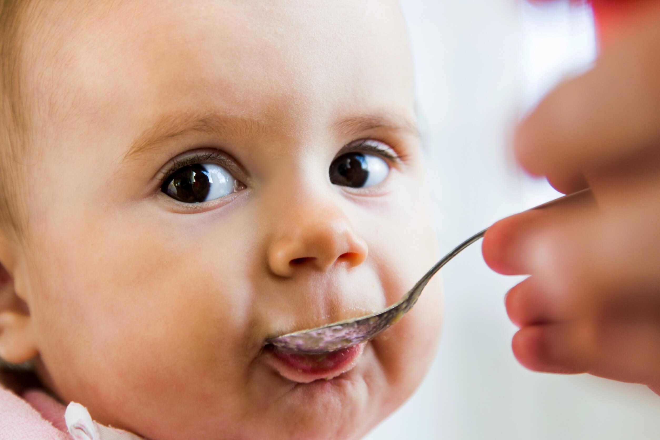Baby beim Essen